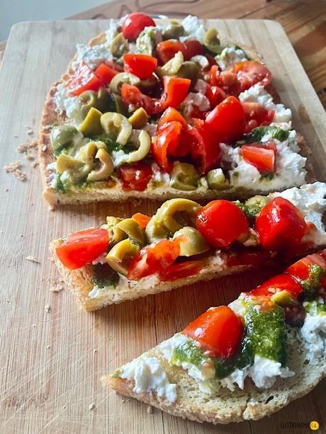 Bruschetta mediterránea con feta y tomate