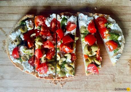 Bruschetta mediterránea con feta y tomate