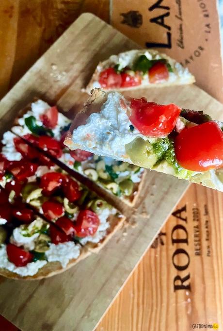 Bruschetta mediterránea con feta y tomate