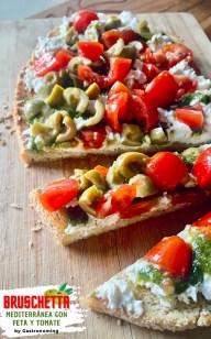 Bruschetta mediterránea con feta y tomate