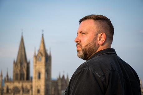 ‘Known Behaviors’ es el disco debut del músico, cantante y compositor colombo estadounidense Falquez Falquez - Known Behaviors 2