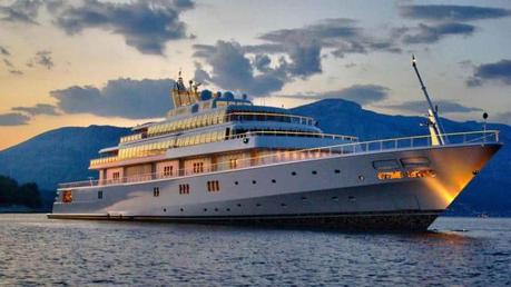 Llega majestuoso yate de 400 millones de dólares a Barcelona por la Copa América