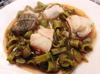 Habas con vaina y bacalao