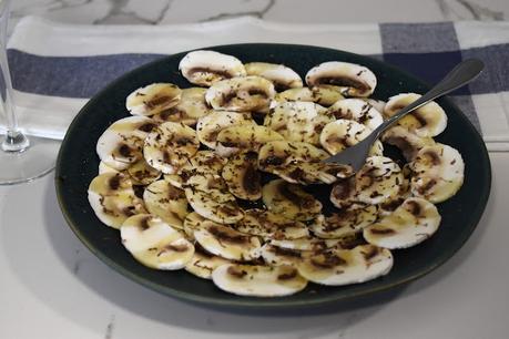 Carpaccio de champiñones con trufa rallada Carpaccio de champiñones con trufa rallada