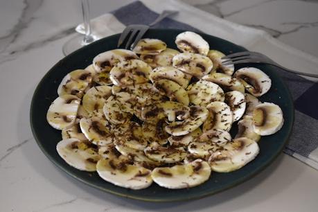 Carpaccio de champiñones con trufa rallada Carpaccio de champiñones con trufa rallada