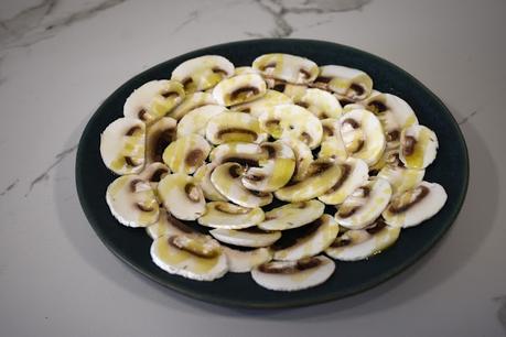 Carpaccio de champiñones con trufa rallada Carpaccio de champiñones con trufa rallada