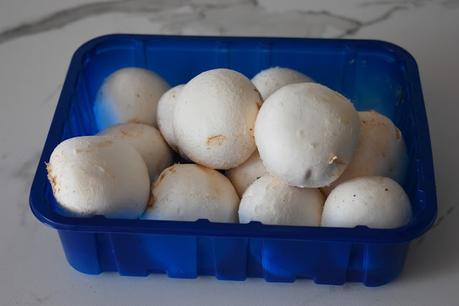 Carpaccio de champiñones con trufa rallada Carpaccio de champiñones con trufa rallada