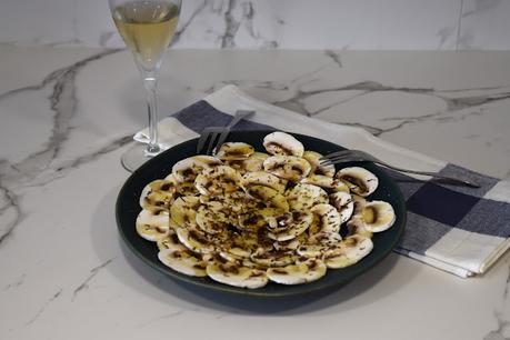 Carpaccio de champiñones con trufa rallada Carpaccio de champiñones con trufa rallada