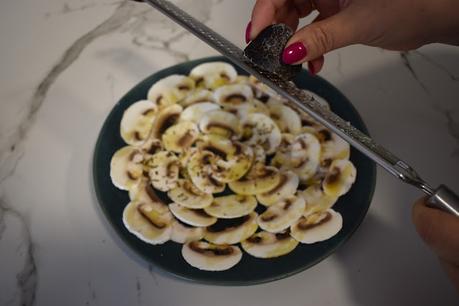 Carpaccio de champiñones con trufa rallada Carpaccio de champiñones con trufa rallada