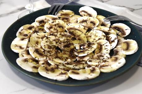 Carpaccio de champiñones con trufa rallada Carpaccio de champiñones con trufa rallada