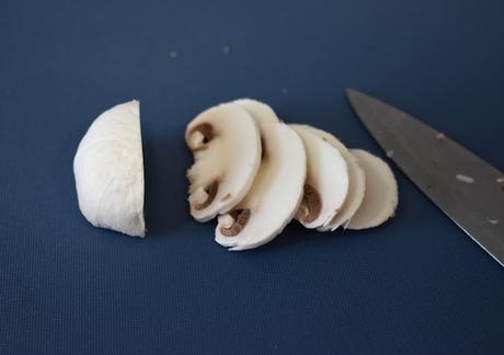 Carpaccio de champiñones con trufa rallada Carpaccio de champiñones con trufa rallada