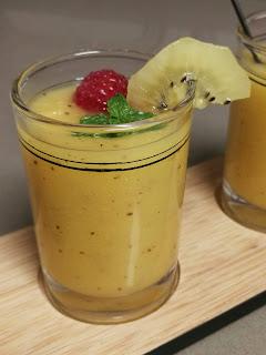 POLOS DE KIWI Y MANZANA - BATIDO LLENO DE VITAMINAS. DOS EN UNO POLOS DE KIWI Y MANZANA - BATIDO LLENO DE VITAMINAS. DOS EN UNO