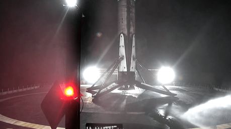 SpaceX lanzará la próxima generación de satélites espías estadounidenses el 22 de mayo Una foto de la primera etapa del cohete Falcon 9 a bordo del barco no tripulado Of Course I Still Love You después del exitoso lanzamiento de la misión NROL-146 el 22 de mayo.