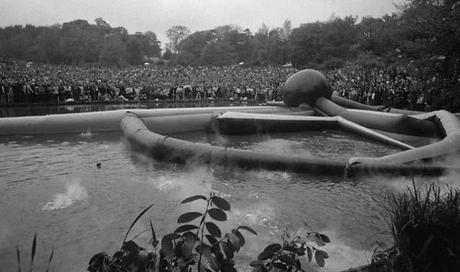 1971, CONCIERTO DE PINK FLOYD EN LONDRES CON PULPO Y PECES MUERTOS