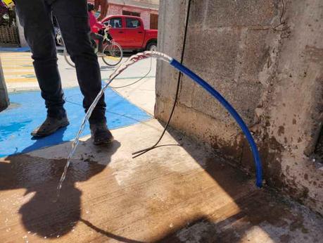 Interapas restablece suministro de agua en tres calles de la colonia Las Flores