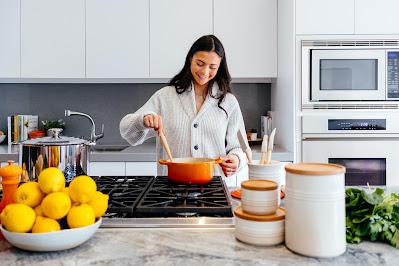 Mujer cocinando