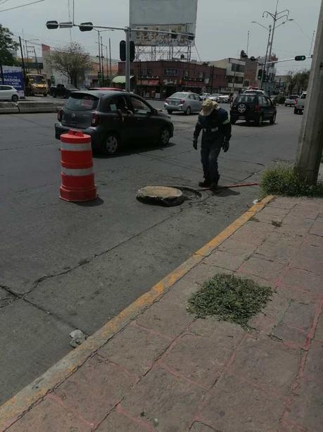 INTERAPAS Limpia Alcantarillas en Avenida Juárez, Retirando 240 Kilos de Desechos