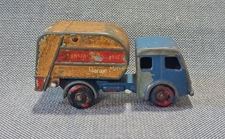 Dennis Tippax, un camión recolector de basura de Matchbox Dennis Tippax, un camión recolector de basura de Matchbox