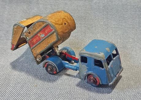Dennis Tippax, un camión recolector de basura de Matchbox Dennis Tippax, un camión recolector de basura de Matchbox