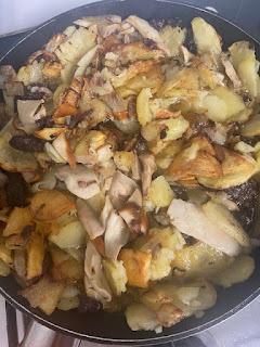 TORTILLA DE PATATAS DE CEPS, BUTIFARRA NEGRA , QUESO Y TRUFA