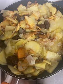 TORTILLA DE PATATAS DE CEPS, BUTIFARRA NEGRA , QUESO Y TRUFA