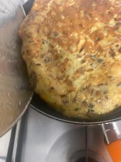 TORTILLA DE PATATAS DE CEPS, BUTIFARRA NEGRA , QUESO Y TRUFA