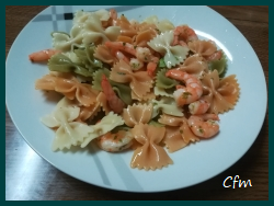 Pasta tricolor con gambas al ajillo