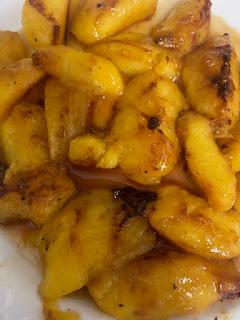 ENSALADA DE MELOCOTÓN Y BURRATA ENSALADA DE MELOCOTÓN Y BURRATA