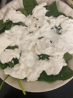 ENSALADA DE MELOCOTÓN Y BURRATA