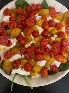 ENSALADA DE MELOCOTÓN Y BURRATA ENSALADA DE MELOCOTÓN Y BURRATA