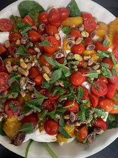 ENSALADA DE MELOCOTÓN Y BURRATA ENSALADA DE MELOCOTÓN Y BURRATA