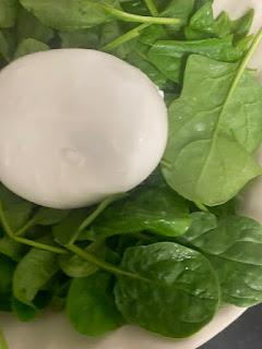 ENSALADA DE MELOCOTÓN Y BURRATA ENSALADA DE MELOCOTÓN Y BURRATA