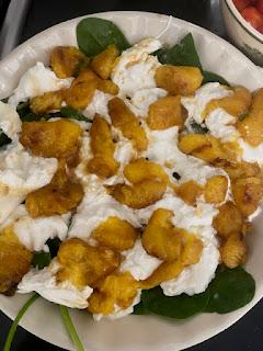 ENSALADA DE MELOCOTÓN Y BURRATA ENSALADA DE MELOCOTÓN Y BURRATA