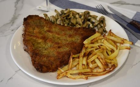 Cachopo con patatas y champiñones