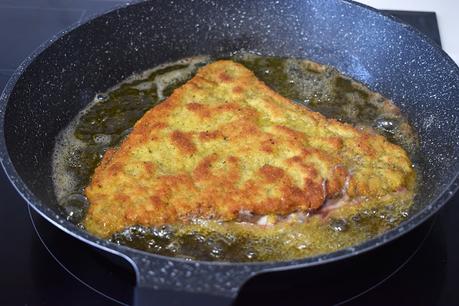 Cachopo con patatas y champiñones