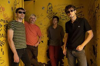 Segundo Premio; Amistad y música en autodestrucción