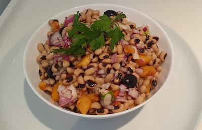 Ensalada de alubias carillas, nísperos y aceitunas negras