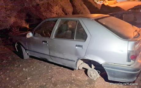 Robaron una rueda completa de un Renault en Piedra del Águila Robaron una rueda completa de un Renault en Piedra del Águila