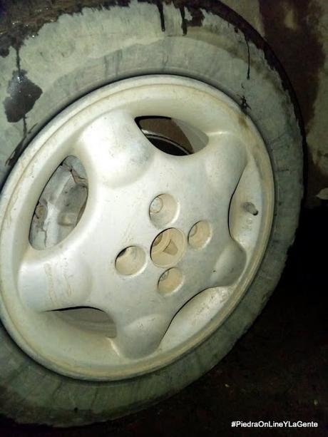 Robaron una rueda completa de un Renault en Piedra del Águila Robaron una rueda completa de un Renault en Piedra del Águila