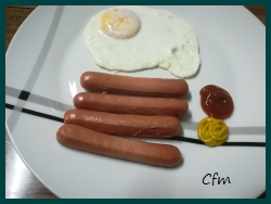 Huevo frito con salchichas en microondas