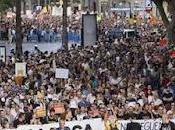 Marcha histórica Mallorca derecho vivienda contra masificación turística… Eivissa, 1.000 personas viven caravanas Menorca, “qui estima l’il-la destrueix”.