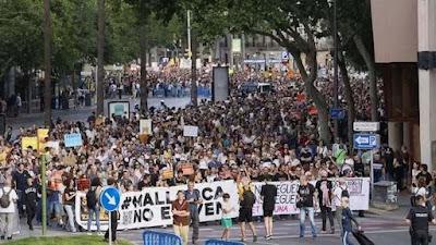 Marcha histórica en Mallorca por el derecho a la vivienda y contra la masificación turística… En Eivissa, más de 1.000 personas viven en caravanas y, en Menorca, “qui estima l’il-la no la destrueix”.