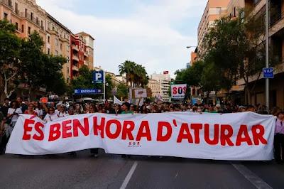 Marcha histórica en Mallorca por el derecho a la vivienda y contra la masificación turística… En Eivissa, más de 1.000 personas viven en caravanas y, en Menorca, “qui estima l’il-la no la destrueix”.