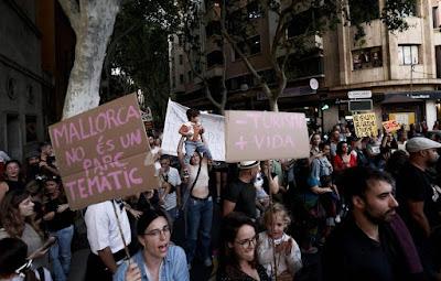 Marcha histórica en Mallorca por el derecho a la vivienda y contra la masificación turística… En Eivissa, más de 1.000 personas viven en caravanas y, en Menorca, “qui estima l’il-la no la destrueix”.