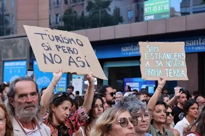 Marcha histórica en Mallorca por el derecho a la vivienda y contra la masificación turística… En Eivissa, más de 1.000 personas viven en caravanas y, en Menorca, “qui estima l’il-la no la destrueix”.