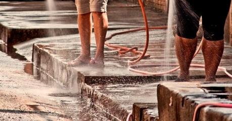 Desmentido: Tirar agua en las banquetas no recarga las nubes