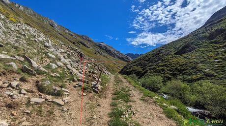 Desvío de la pista para seguir la señalización de la Ruta Fuentes del Sil