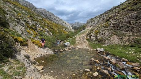 Cruzando el río por segunda vez bajando a la Cueta