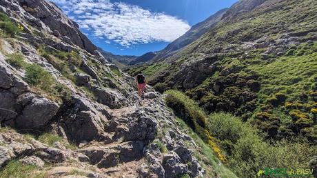 Zona rocosa sobre el sendero