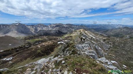 Vista desde Peña Orniz hacia las montañas de Cangas del Narcea